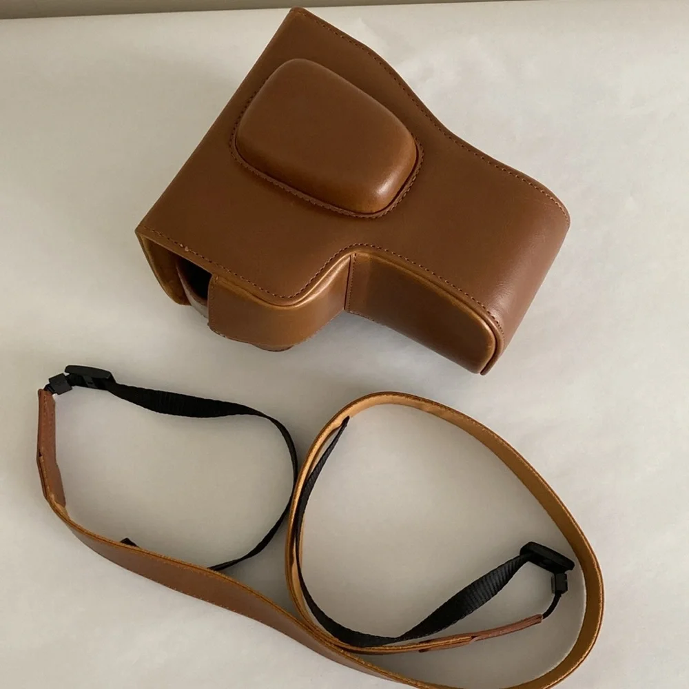 MegaGear MG1609 Ever Ready Leather Camera Case compatible with Canon EOS Rebel